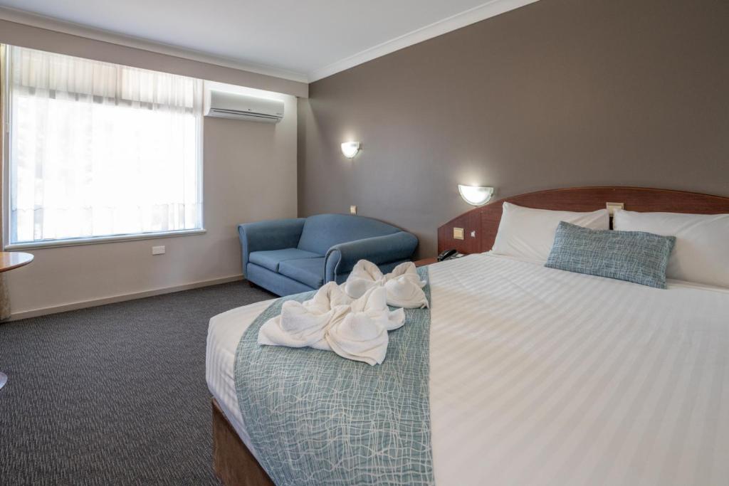 Ein Bett oder Betten in einem Zimmer der Unterkunft Hospitality Esperance SureStay Collection by Best Western