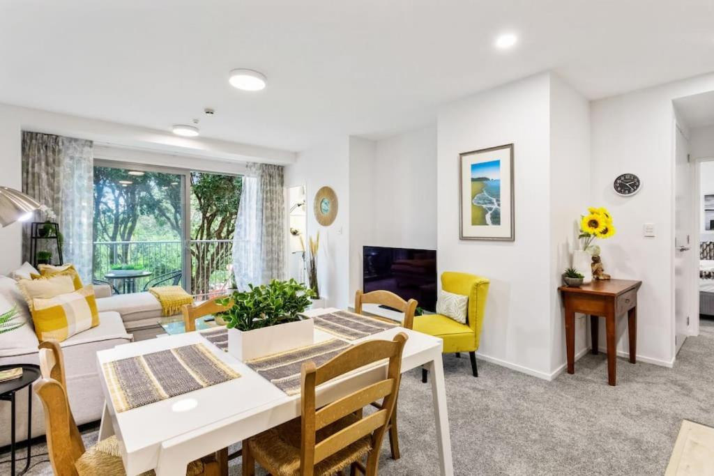 una sala de estar con un sofá y una mesa en Hideaway Apartment with pool and free parking, en Auckland