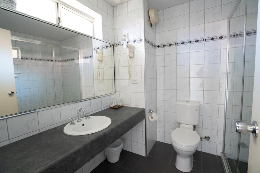 Ein Badezimmer in der Unterkunft Hospitality Esperance SureStay Collection by Best Western