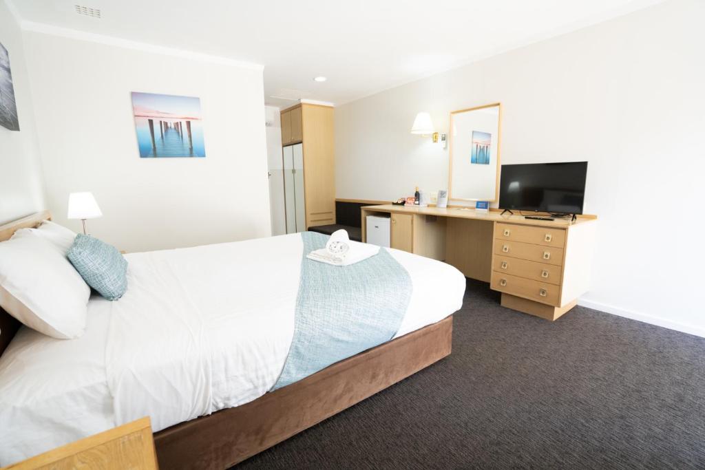 Ein Bett oder Betten in einem Zimmer der Unterkunft Hospitality Esperance SureStay Collection by Best Western