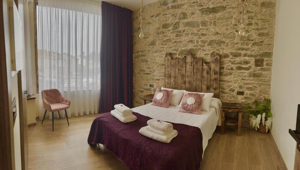 een slaapkamer met een bed met handdoeken erop bij PENSION SOBRADO in Porta