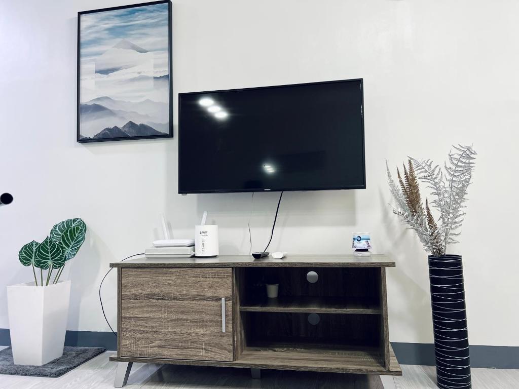 COZY STUDIO UNIT NEAR MACTAN AIRPORT FURNISH with WIFI, NETFLIX, POOL - 阳台工作室