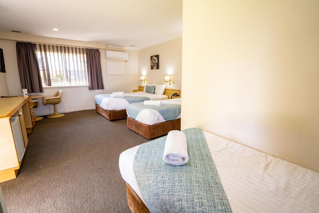 Ein Bett oder Betten in einem Zimmer der Unterkunft Hospitality Esperance SureStay Collection by Best Western