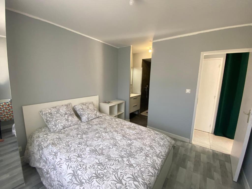 Posteľ alebo postele v izbe v ubytovaní Chambre chez Marjorie