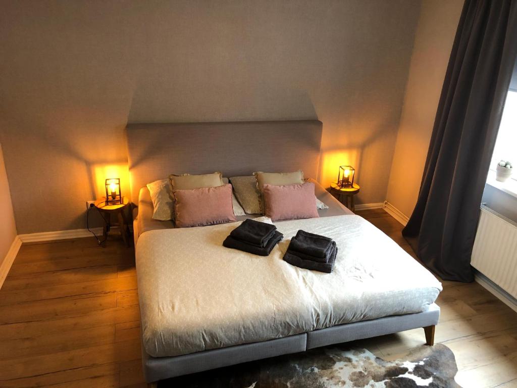 A bed or beds in a room at Ferienhaeuschen-Duderstadt