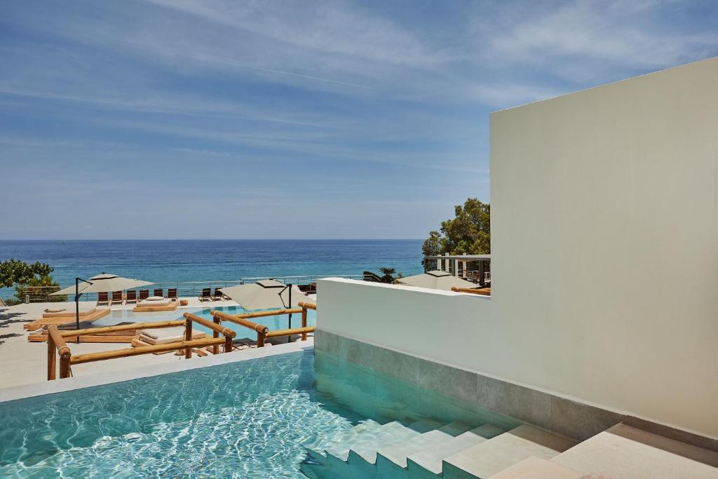 una piscina con vista sull'oceano di Tsamis Zante Suites a Kypseli