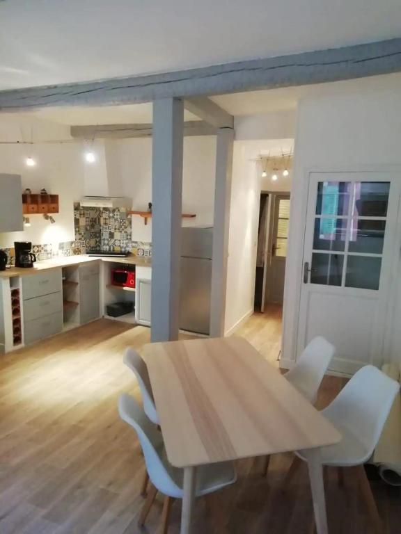 Kuchyňa alebo kuchynka v ubytovaní Romantique - NeaSpace Vieux Nice