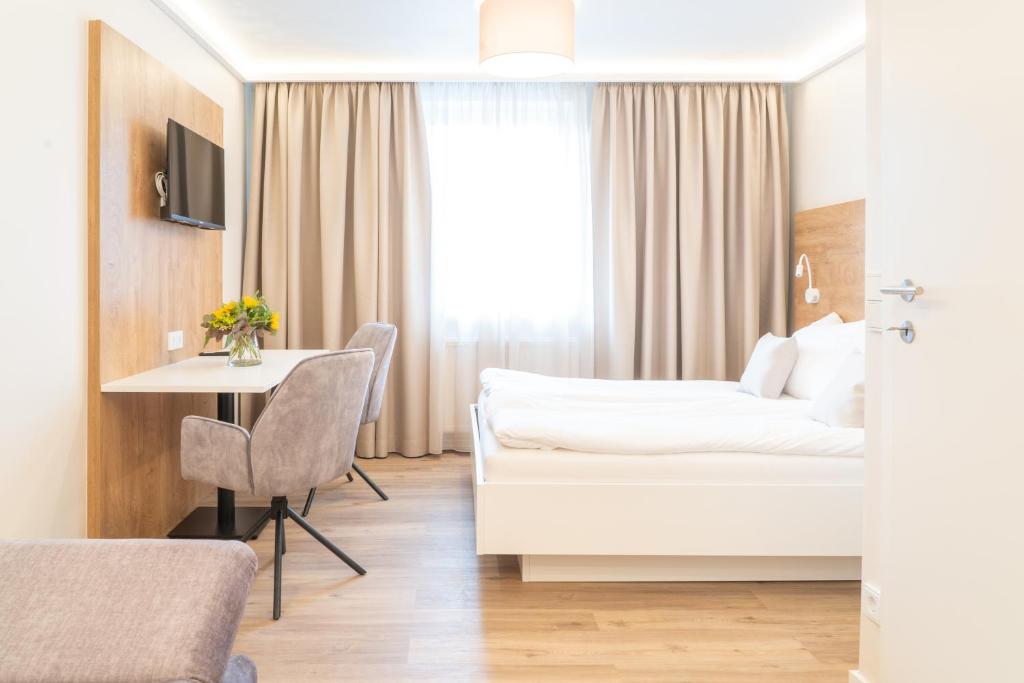 una camera d'albergo con letto e tavolo di MM-Apartments Hainfeld a Hainfeld