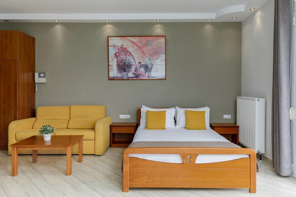 Agyra Seaview Hotel by Panel Hospitality في نيوي بوروي: غرفه فندقيه بسرير واريكه