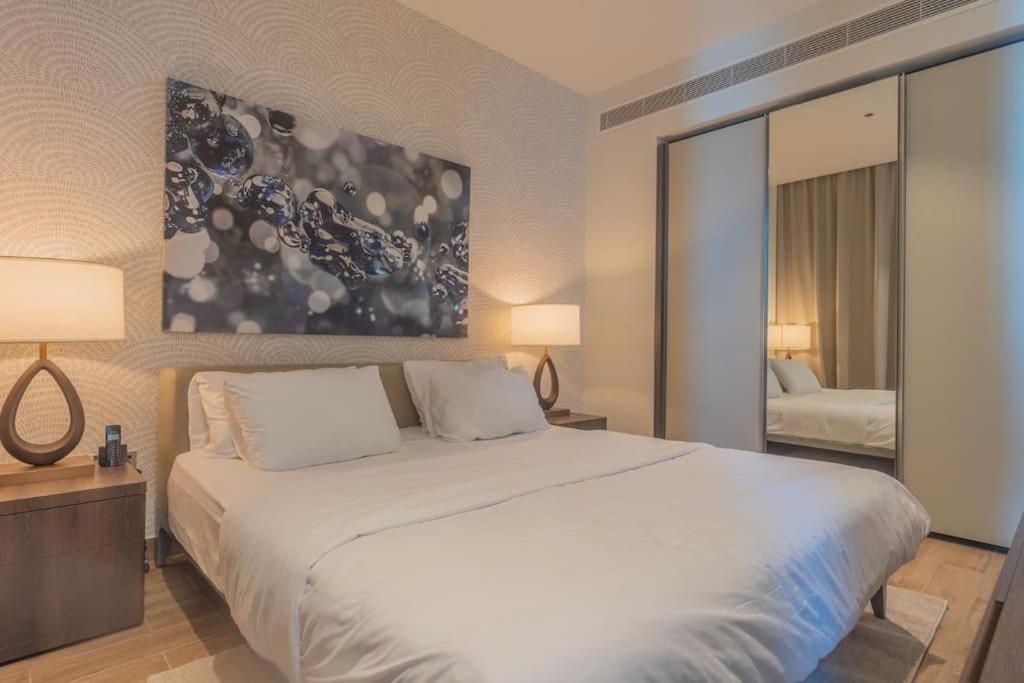 Postel nebo postele na pokoji v ubytování Maison de Luxe - Jumeirah Living Marina Gate