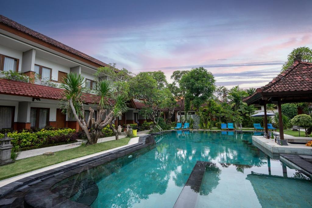 Bazén v ubytování Hotel Sinar Bali Legian nebo v jeho okolí
