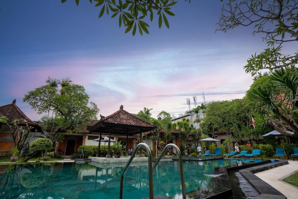 Bazén v ubytování Hotel Sinar Bali Legian nebo v jeho okolí