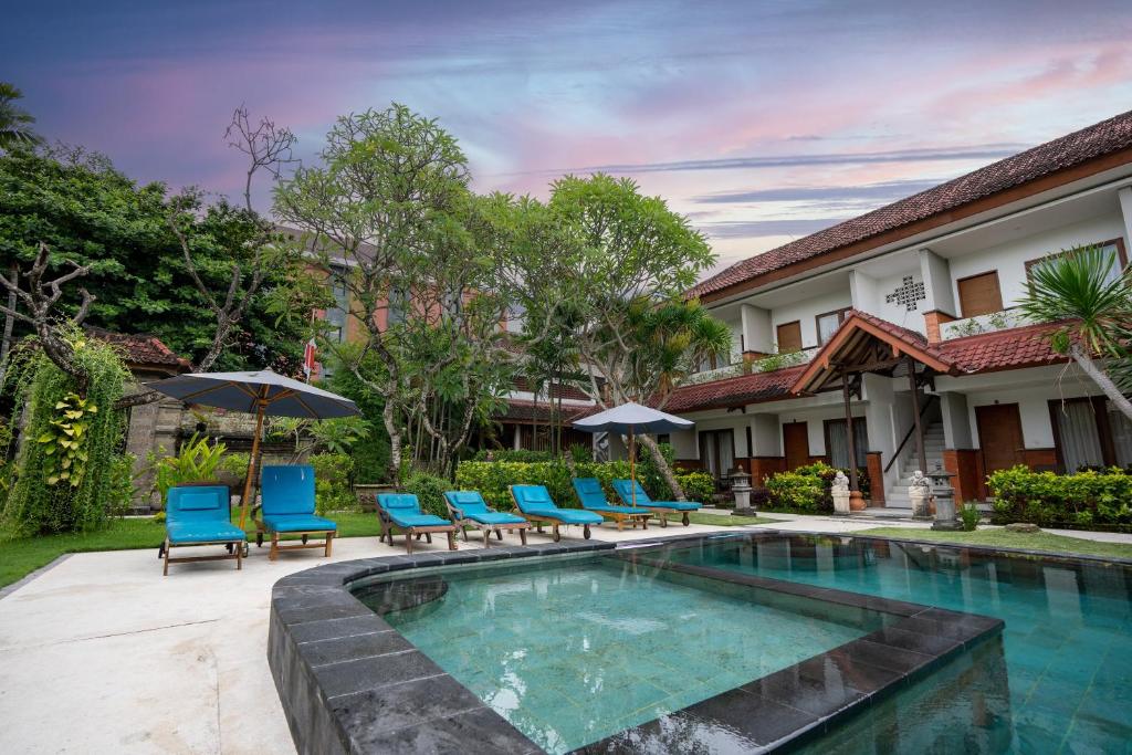 Bazén v ubytování Hotel Sinar Bali Legian nebo v jeho okolí