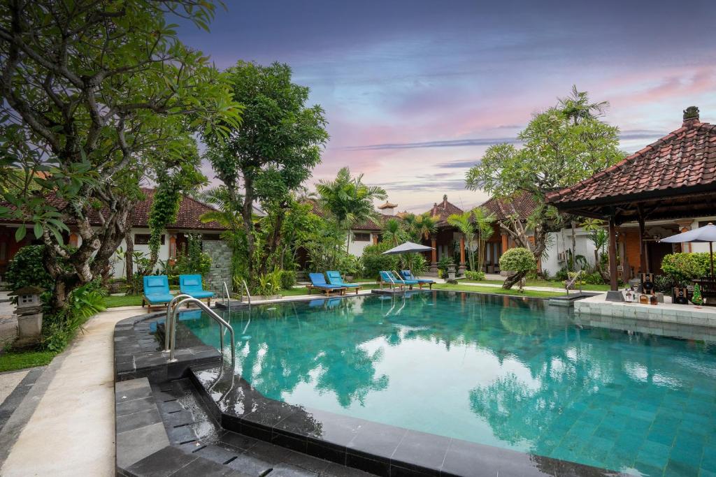 Bazén v ubytování Hotel Sinar Bali Legian nebo v jeho okolí