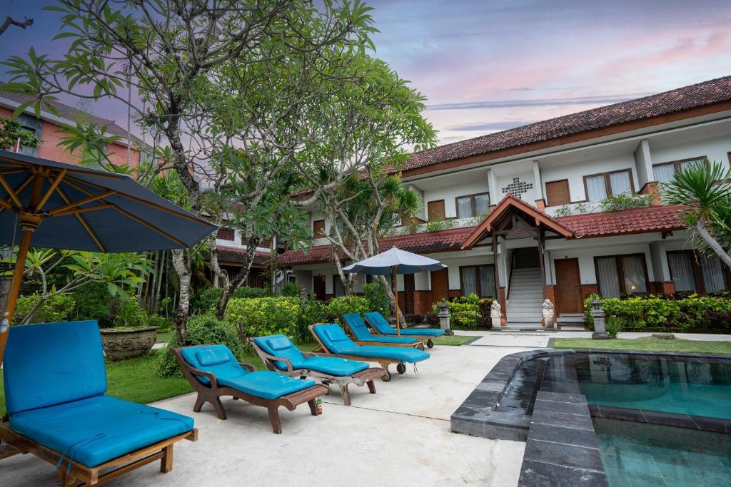 Bazén v ubytování Hotel Sinar Bali Legian nebo v jeho okolí