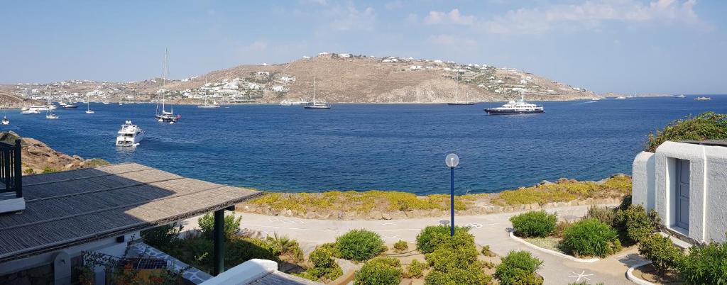 een uitzicht op een grote hoeveelheid water met boten erin bij Healthy House Mykonos in Ornos