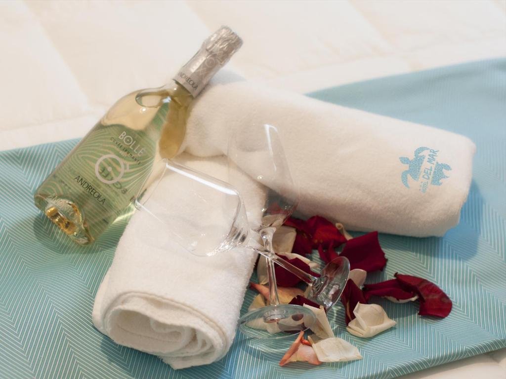 a bottle of champagne sitting on top of a towel at Hotel del Mar in Sottomarina