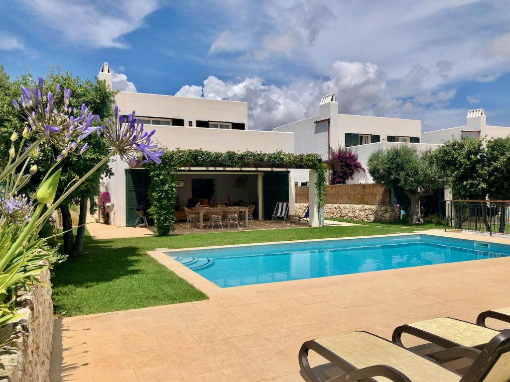 サン・リュイスにあるRoures 13 Villa con piscina privada y ACのヴィラ(家の前にスイミングプール付)