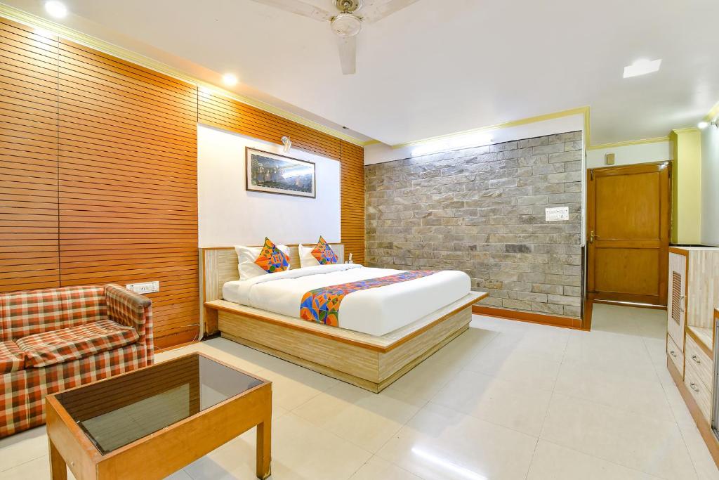 1 dormitorio con 1 cama y 1 sofá en FabHotel Fly View en Jaipur