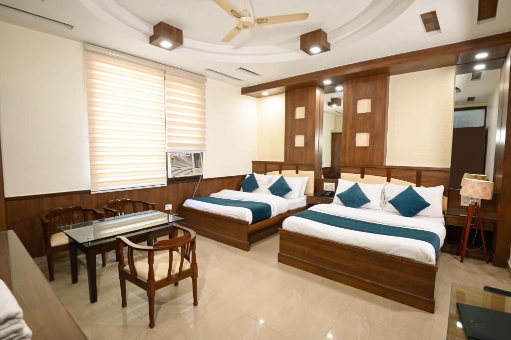 Llit o llits en una habitació de Hotel Baba Deluxe near New Delhi Railway Station and City Center -By RCG Hotels