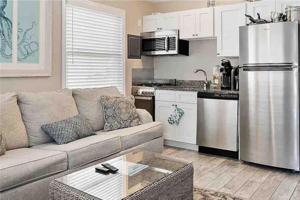 ein Wohnzimmer mit einem Sofa und einer Küche in der Unterkunft 33rd Unit 2 Catch some rays Parking Beach 2 Blocks Away in Brigantine