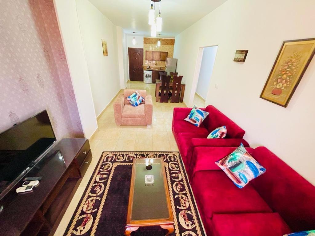 TV a/nebo společenská místnost v ubytování Charbel apartments