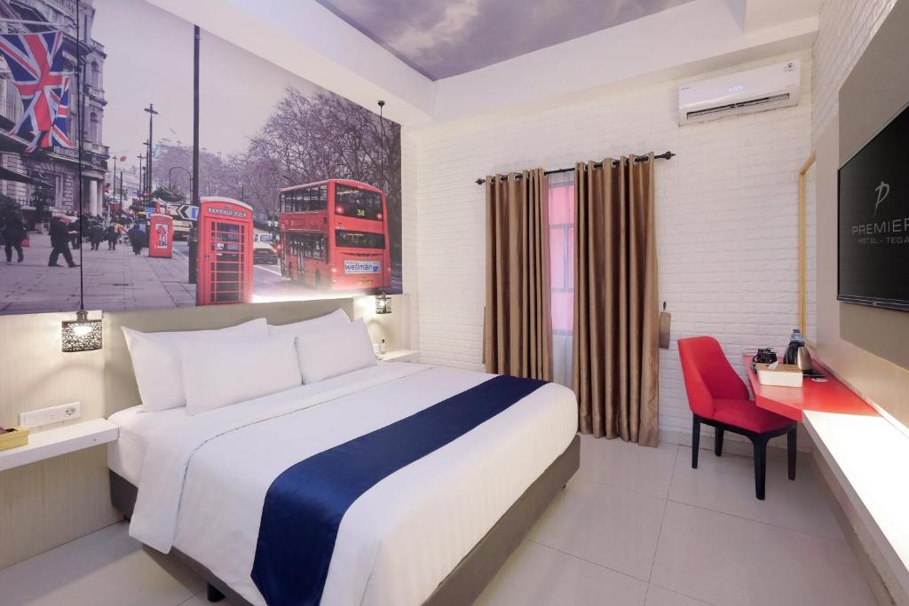 Postel nebo postele na pokoji v ubytování Premiere Hotel Tegal
