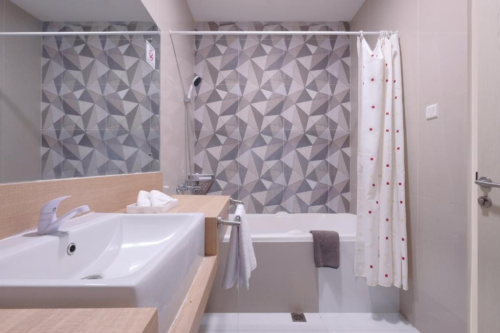 Koupelna v ubytování Premiere Hotel Tegal
