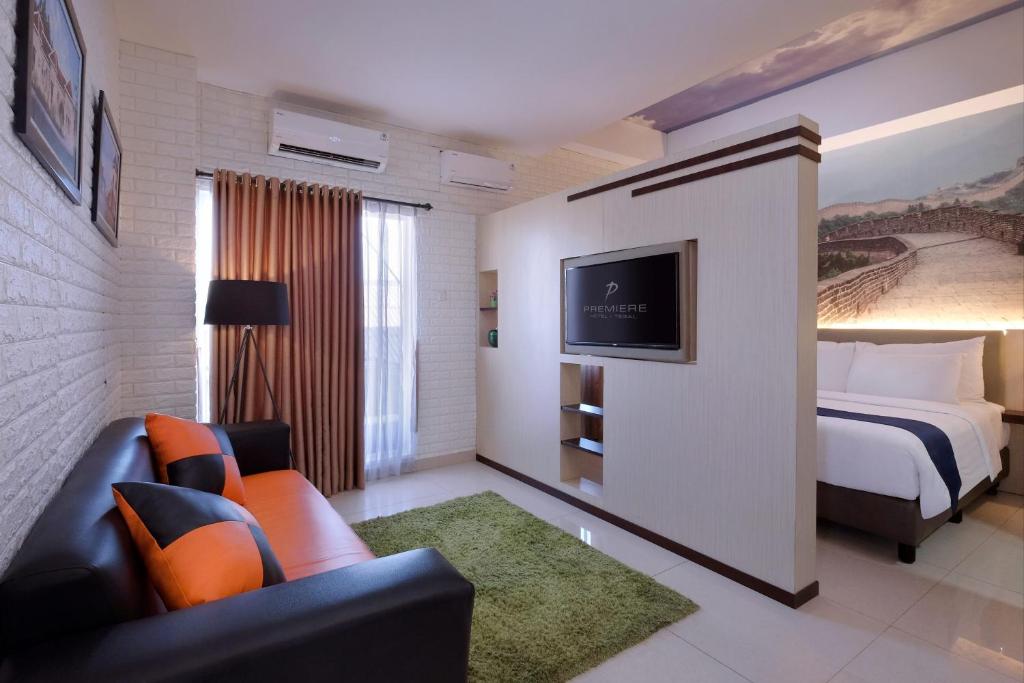 TV a/nebo společenská místnost v ubytování Premiere Hotel Tegal