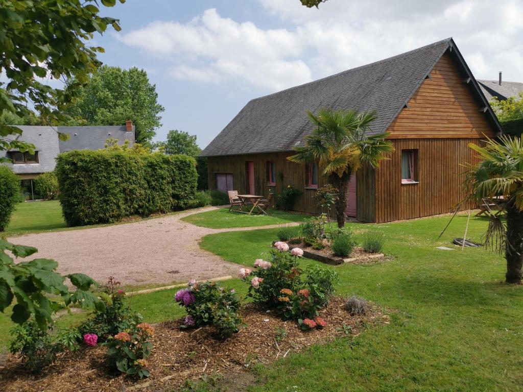 una casa con un jardín delante de ella en Chambre d'Hôtes de l'Estuaire, en La Rivière-Saint-Sauveur