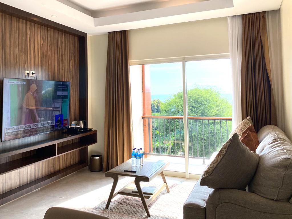 Una televisión o centro de entretenimiento en Sylvia Hotel & Resort Komodo