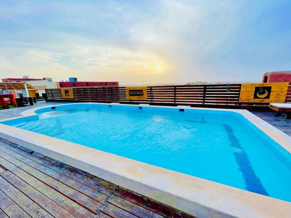 Bazén v ubytování Charbel apartments nebo v jeho okolí