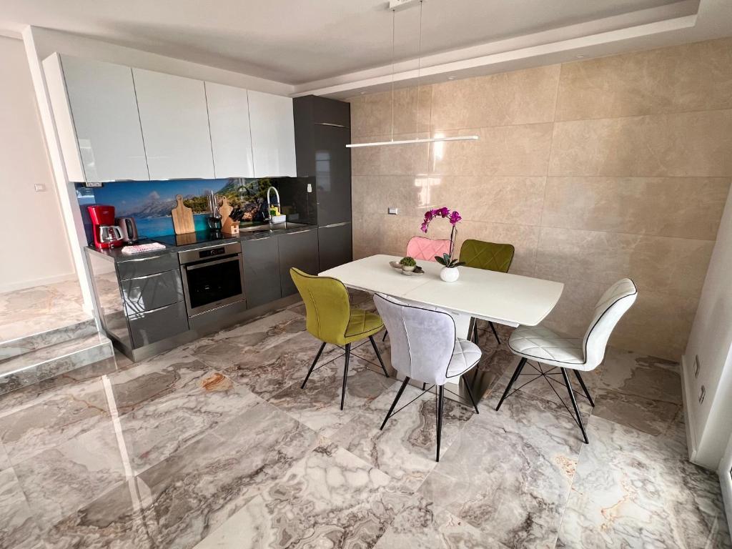 Kuchyňa alebo kuchynka v ubytovaní Luxury Beachfront Villa Carlisa