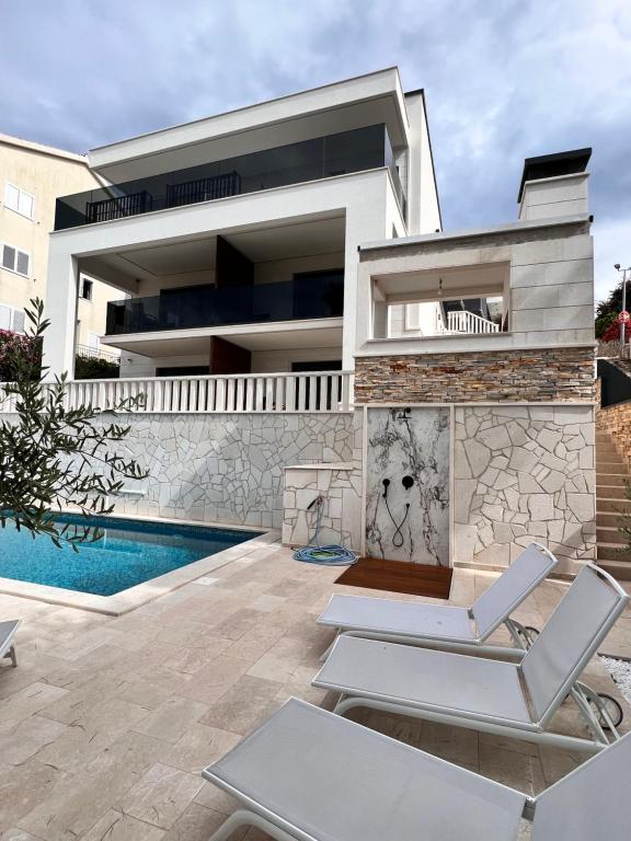 Bazén v ubytovaní Luxury Beachfront Villa Carlisa alebo v jeho blízkosti