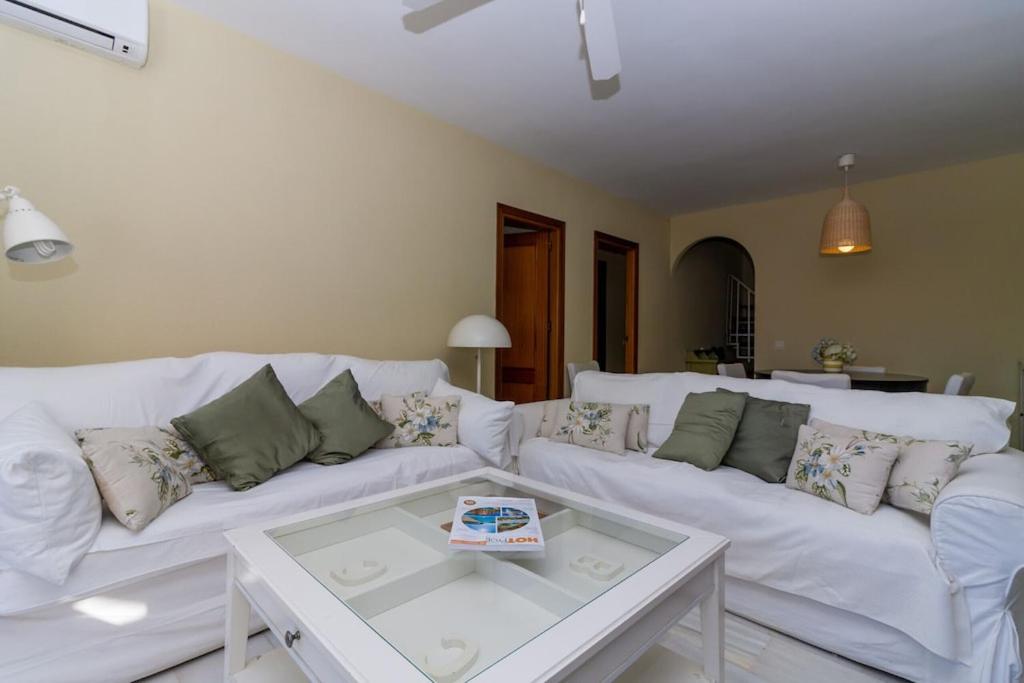 Część wypoczynkowa w obiekcie Canovas Nerja - Alcazaba Parador, piscina, 2 dorm