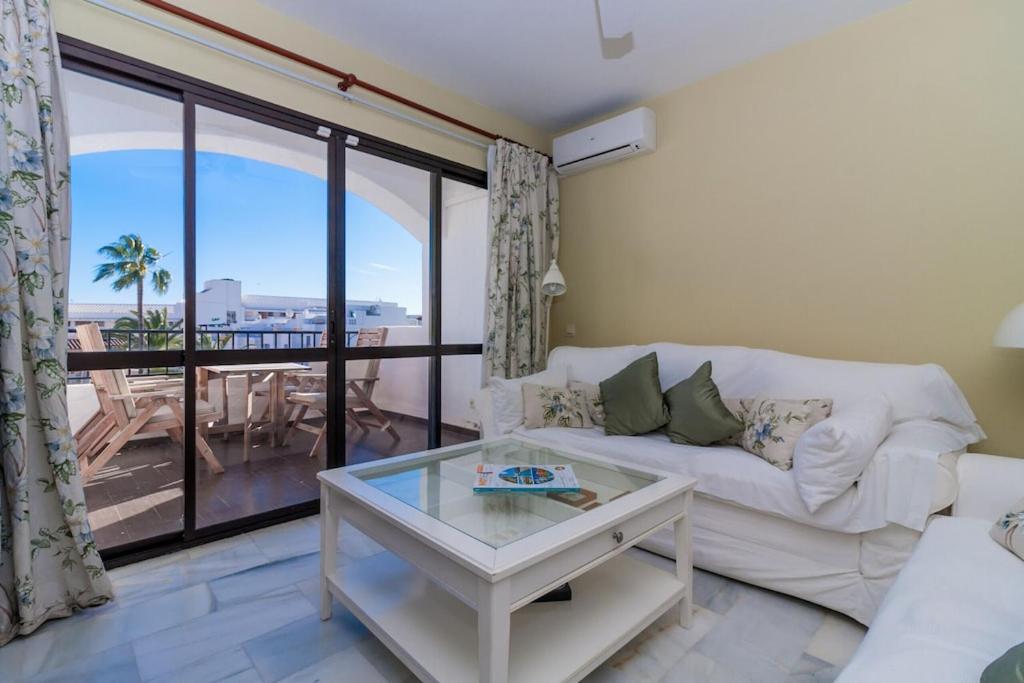 Część wypoczynkowa w obiekcie Canovas Nerja - Alcazaba Parador, piscina, 2 dorm