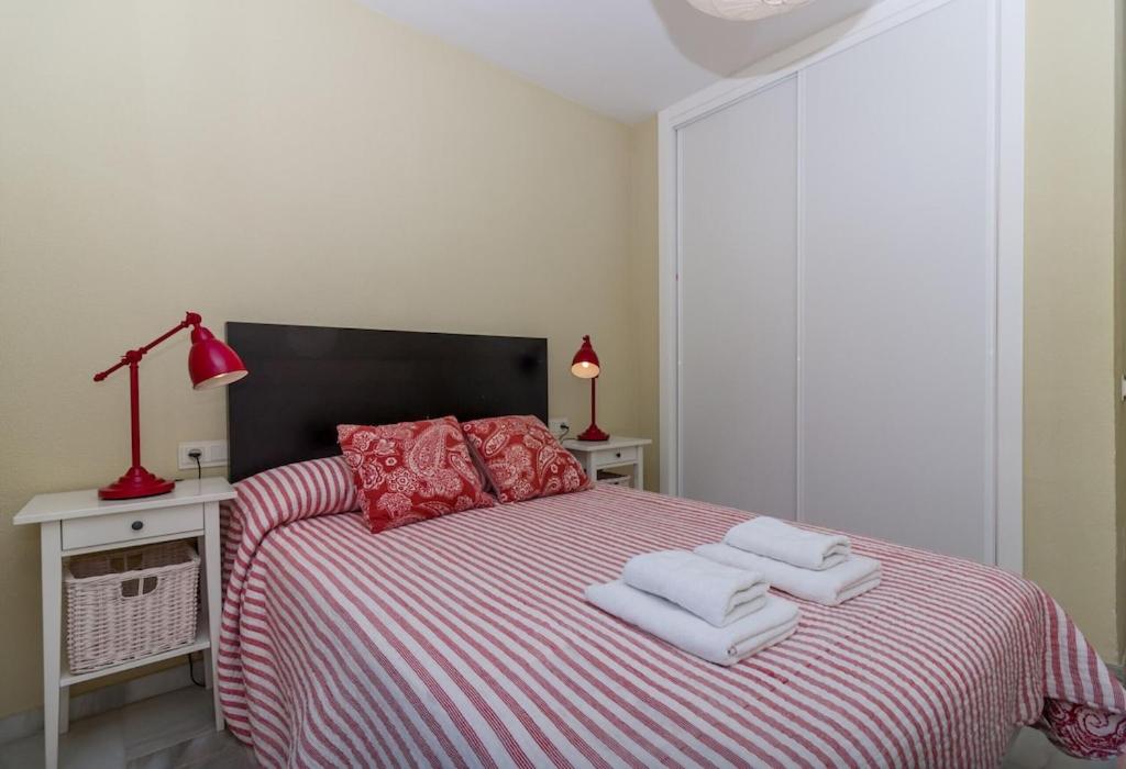 Łóżko lub łóżka w pokoju w obiekcie Canovas Nerja - Alcazaba Parador, piscina, 2 dorm