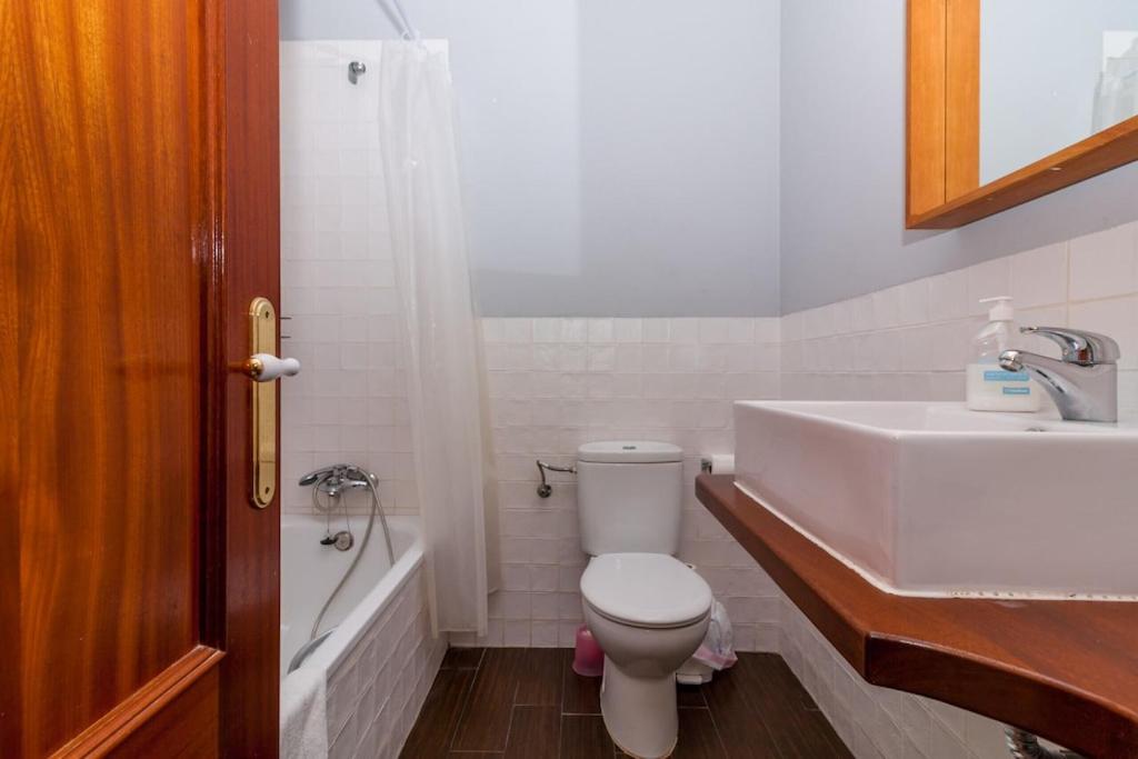 Łazienka w obiekcie Canovas Nerja - Alcazaba Parador, piscina, 2 dorm