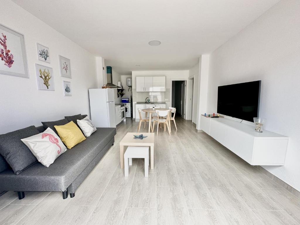 ein Wohnzimmer mit einem Sofa und einem TV in der Unterkunft La casita de Gara in Caleta de Sebo
