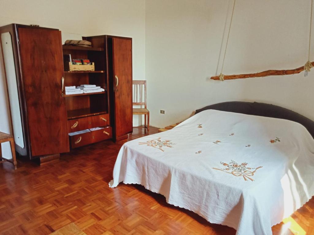 sypialnia z łóżkiem, komodą i szafką w obiekcie Appartamento costa dei trabocchi w mieście Fossacesia