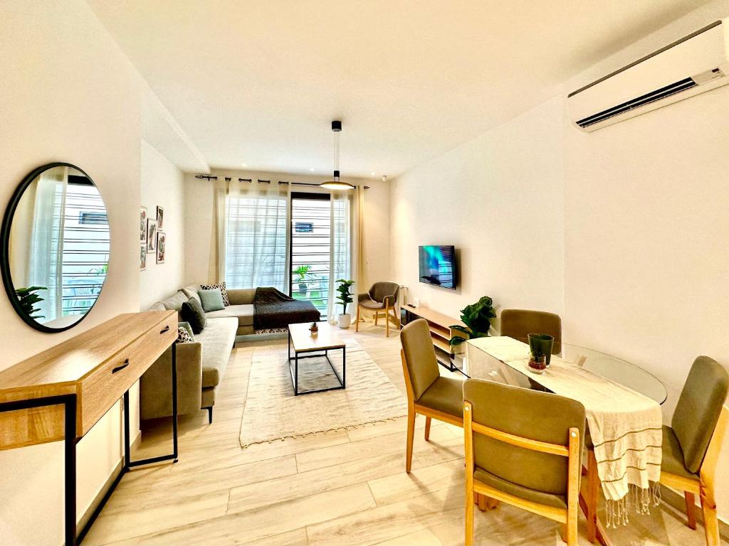 Μια τηλεόραση ή/και κέντρο ψυχαγωγίας στο Rd jade apt neuf avec jardin proche des commodités