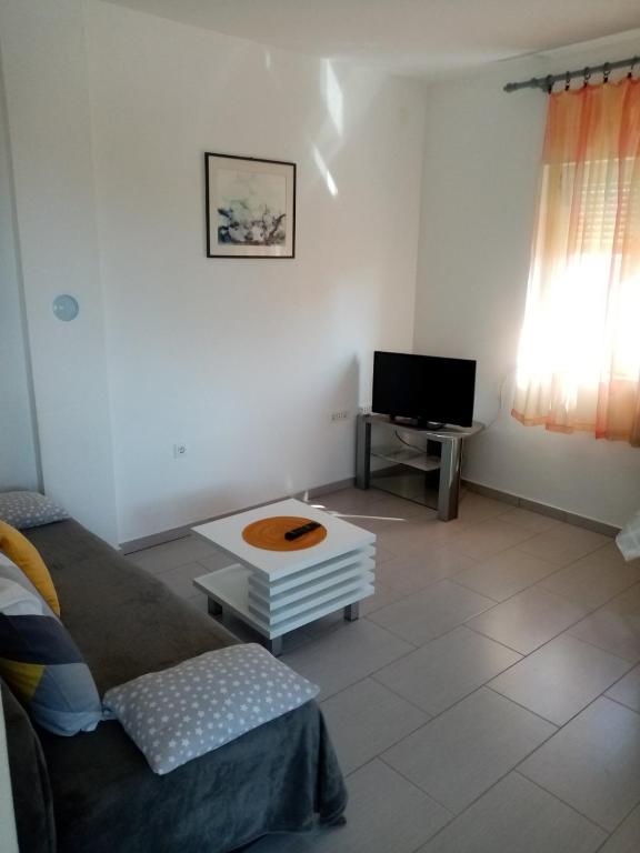 TV a/nebo společenská místnost v ubytování Apartmani Cesar