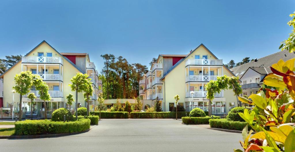 una fila de edificios de apartamentos con entrada en Familienhotel Villa Sano, en Baabe