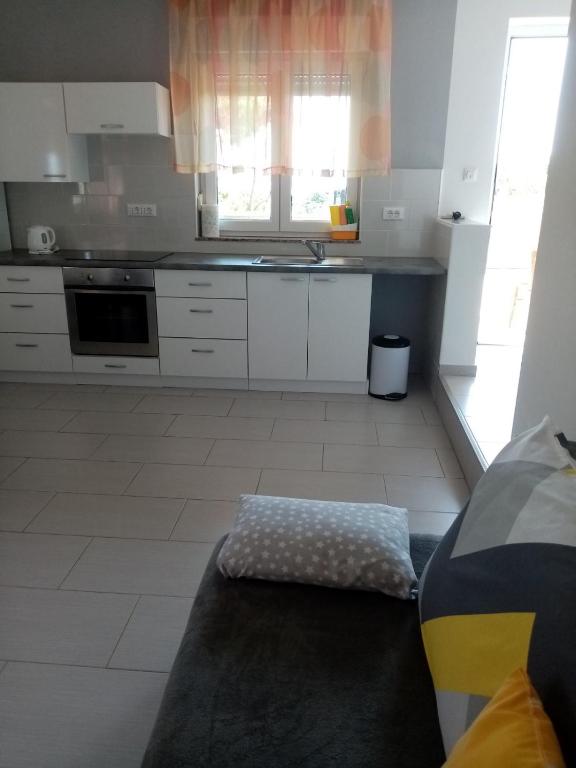 Kuchyň nebo kuchyňský kout v ubytování Apartmani Cesar