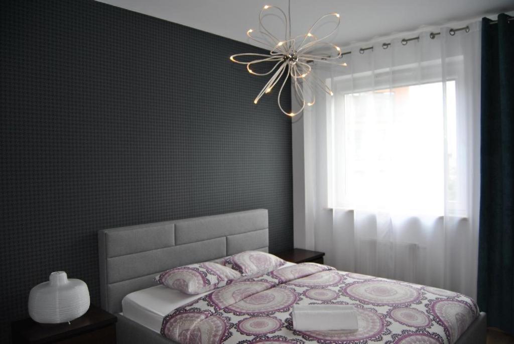 ヴロツワフにあるRoyal Apartments - Apartamenty Inowrocławskaのベッドルーム1室(ベッド1台、シーリングファン付)