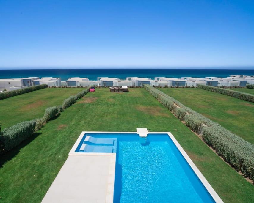una piscina con el océano en el fondo en Sea view villa in fouka bay with private pool 21B en Marsa Matruh