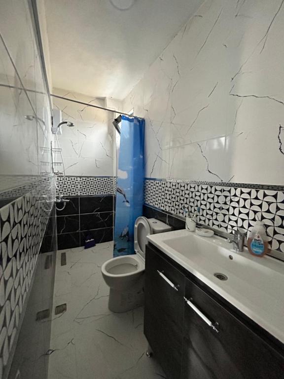 La salle de bains blanche est pourvue de toilettes et d'un lavabo. dans l'établissement Enez Trapezde Kiralık Müstakil Villa, à Enez