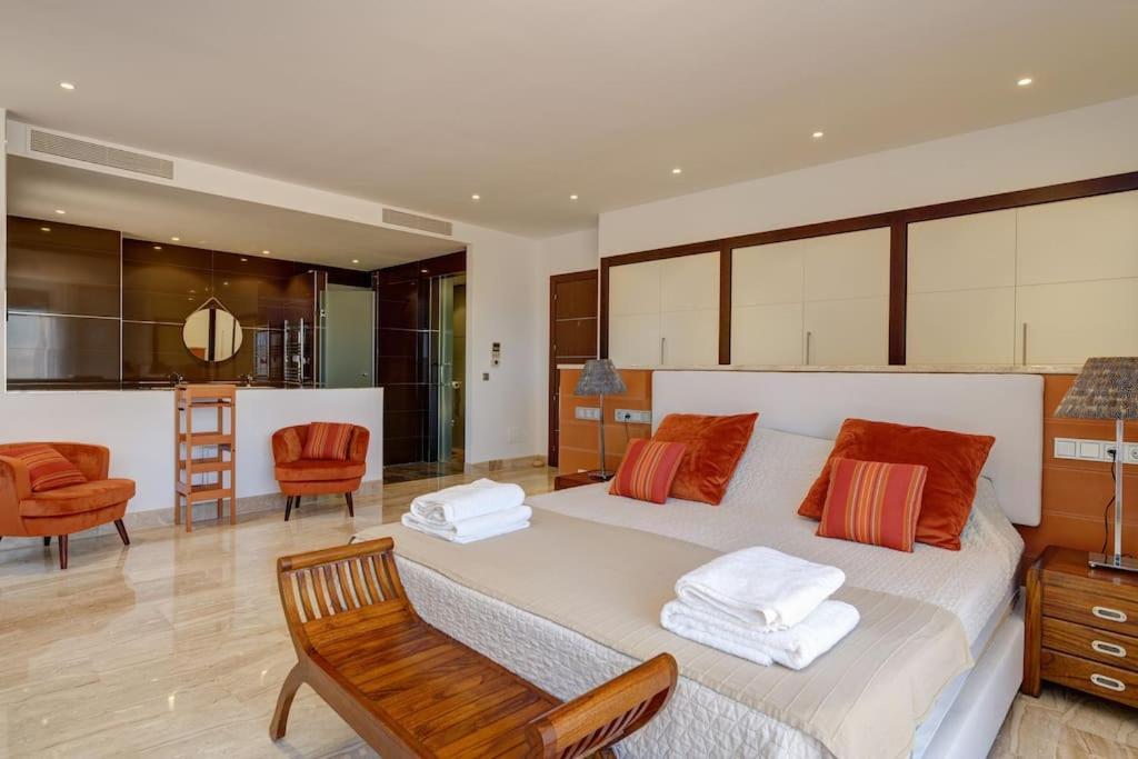 Posedenie v ubytovaní Villa Uno – Stunning 4 bedroom villa with pool