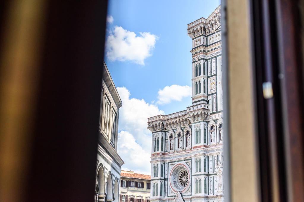 una ventana con vistas a un gran edificio en B&B Soggiorno Battistero, en Florencia