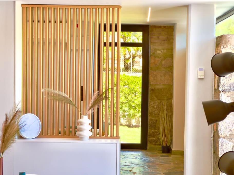 - un salon avec une porte dotée d'un mur en bois dans l'établissement Lemon Tree Villa, à Chalcis